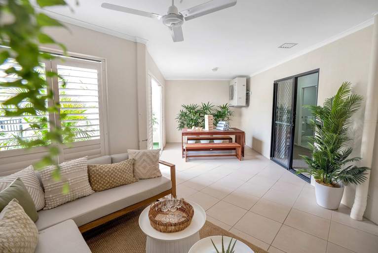 Room 3, Spacious Retreat With Courtyard Resort Pool, Cairns