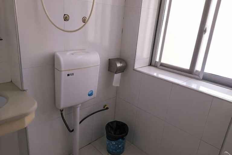 Bathroom 4, Wudangshan Dazhong Hotel, Shiyan