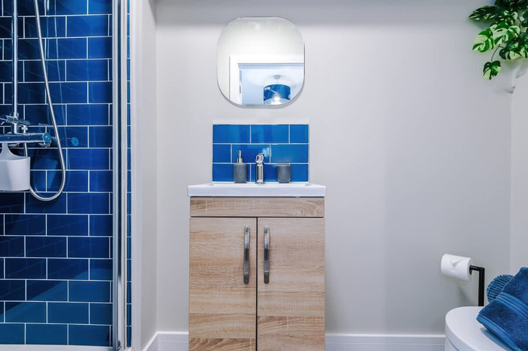 Room 2, NEW Pristine Studio in the City-centre Sleeps 2, Cheshire West and Chester