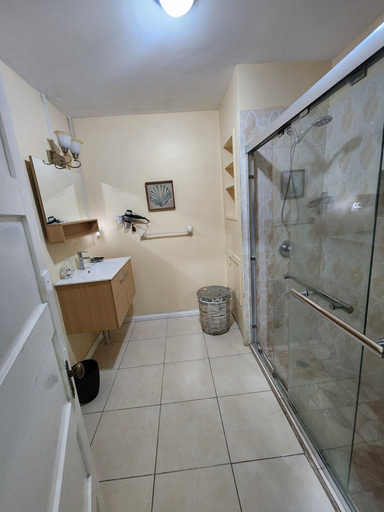 Bathroom 4, Hip Strip Vibe