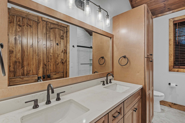 Interior 2, The Cabins on Buckeye Creek at Eagles Nest, Avery