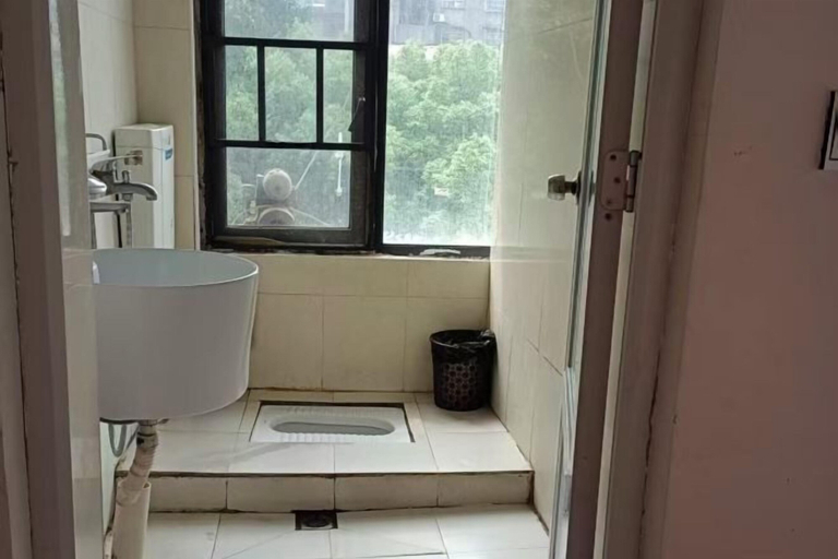 Bathroom 2, Huashuwanbinguan, Changsha