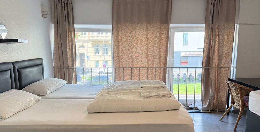 Bedroom 2, Hotel Garni Emir, Köln