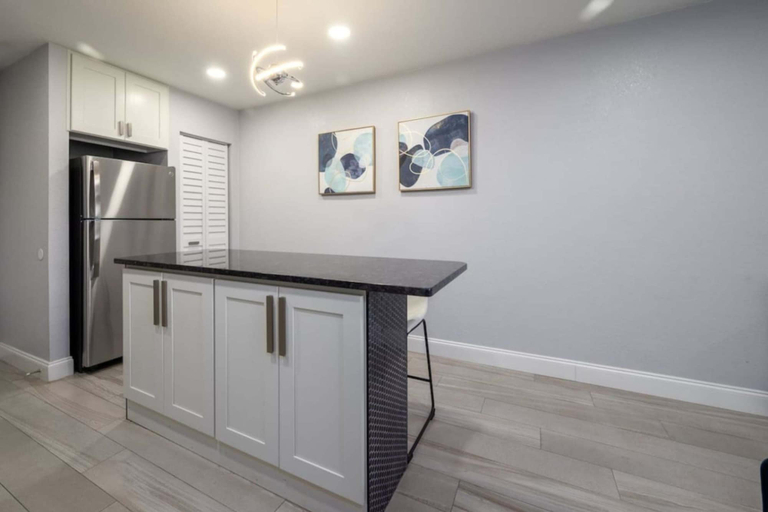 Interior 2, 561j Large 2 Bedroom With King bed and Patio!, Orange