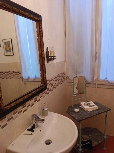 Bathroom 4, La Maison Rouge, Bologna