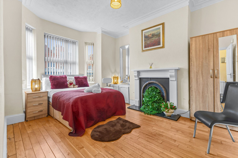 Room 3, Manchester Seymour Escape Spacious 4BR Home for 8, Tameside