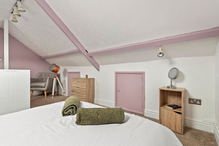 Room 2, 3 Somerset Place - Close to the Beach and Town, Pembrokeshire