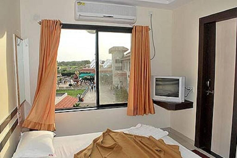 Room 5, KDM Hotel Sai Geeta, Ahmadnagar