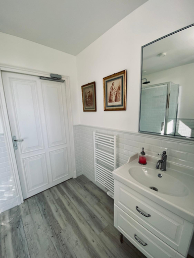 Bathroom, Manoir de Daubeuf, Seine-Maritime