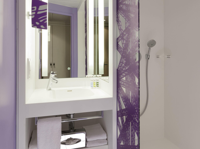 Bathroom 5, Mercure Paris Centre Eiffel Tower Hotel, Paris
