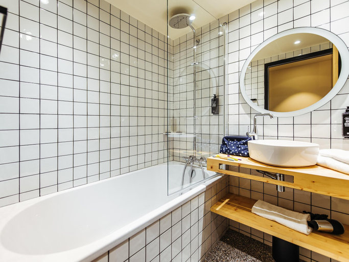Bathroom 5, ibis Styles Rouen Centre Rive Gauche, Seine-Maritime