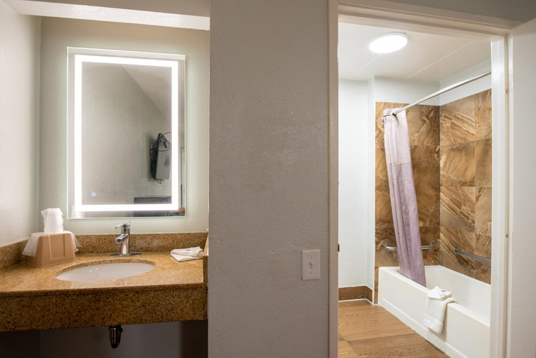 Bathroom 5, Motel 6 Richmond, VA - Midlothian Turnpike, Richmond