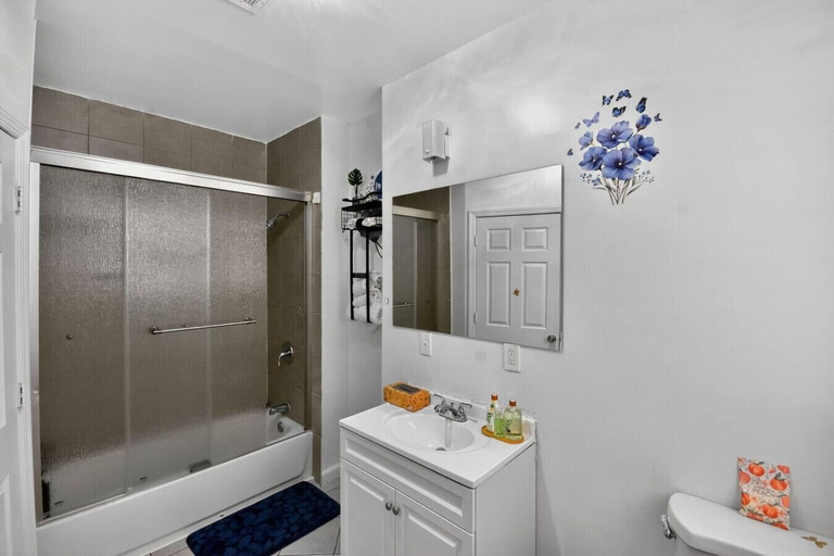 Interior 2, 607 Massive 5 Bedroom Close to NYC, Newark