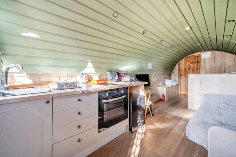 Others 4, Cosy Escape Heated Luxury pod With hot tub, Kent
