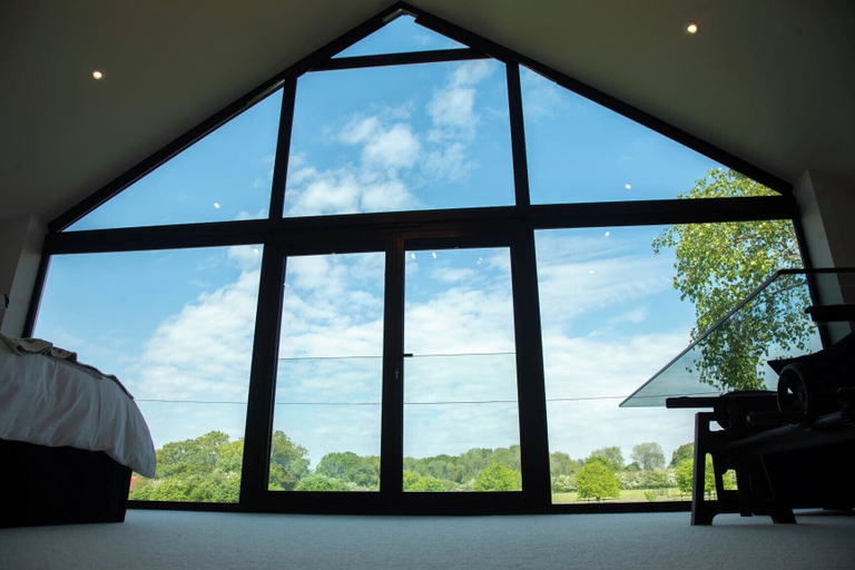 Room 4, House Sleeps 10 With Enclosed Garden, Oxfordshire