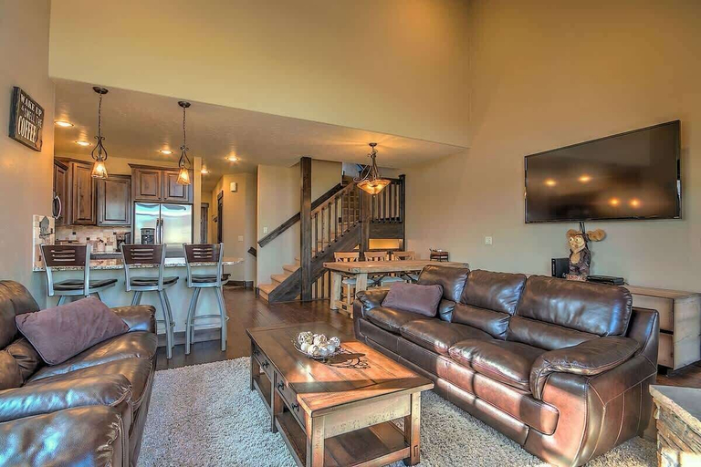 Living area 2, Minutes From World Class Ski Resorts, Hot Tub!, Summit