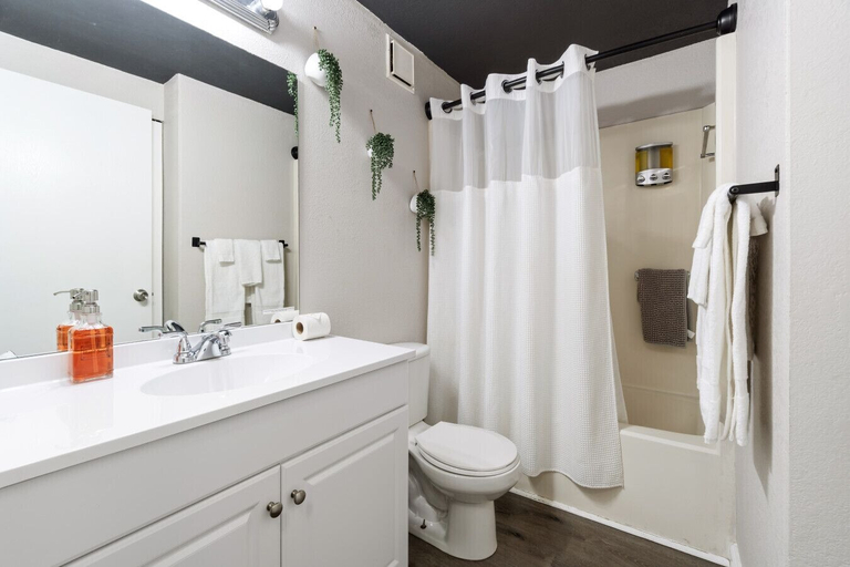 Interior 3, King Suite, Quiet Relaxing Stay 15 Mins to Ft Moore, Muscogee