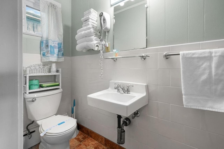 Bathroom 3, Echo Motel & Oceanfront Properties, York
