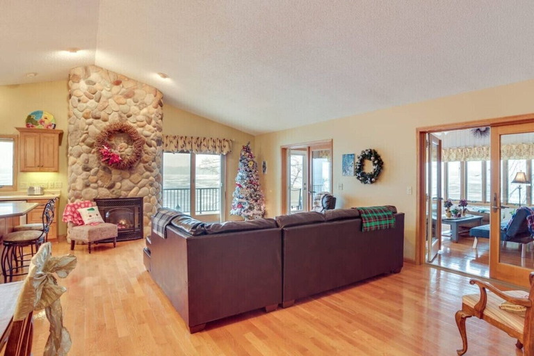 Interior 3, 519c On the Lake Hot Tub Pool Table 10 Beds, Wright