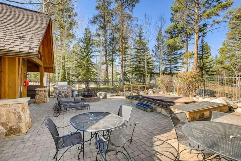 Outdoor dining, Fun and Relaxation in a Mountain Vacation Getaway!, Summit