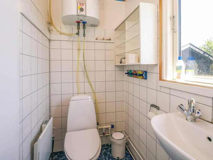 Bathroom 3, Seaside Serenity in LumsAYs-By Traum, Odsherred