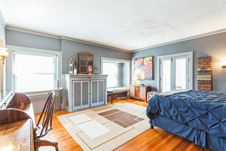 Interior 5, 449) Massive 5 Bedroom Downtown!, Kansas City