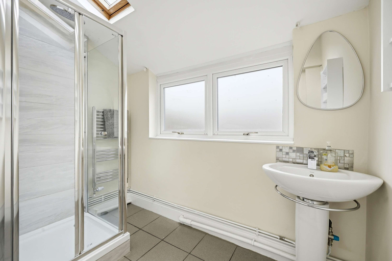 Room 3, Peaceful 4-bed Home in Aylesbury, Buckinghamshire