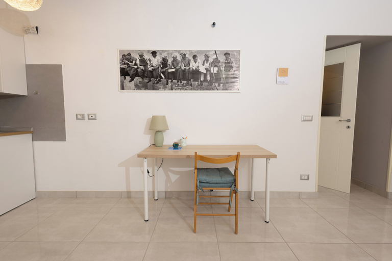 Interior 5, Civico 79, Napoli