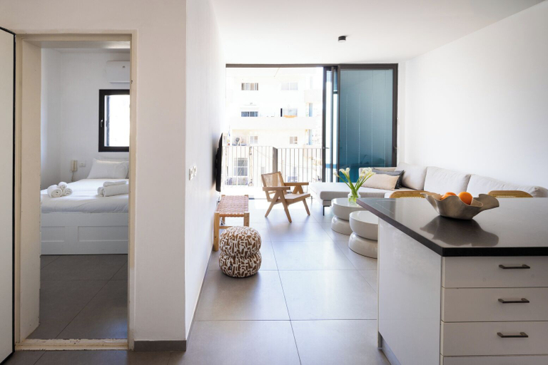 Interior 4, City Rail Pulse Modern Design w Balcony