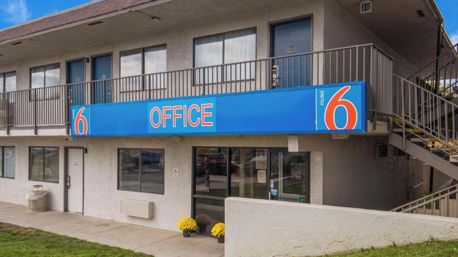 Front of property 4, Studio 6 – Elko, NV, Elko