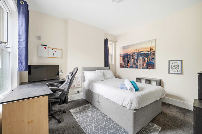 Room 4, Peaceful 4-bed Home in Aylesbury, Buckinghamshire