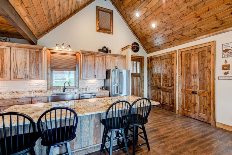 Interior 2, Lucky 7 at Eagles Nest, Avery