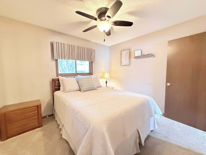 Room 5, Loto fun at 21 Lakeview Condo, Camden