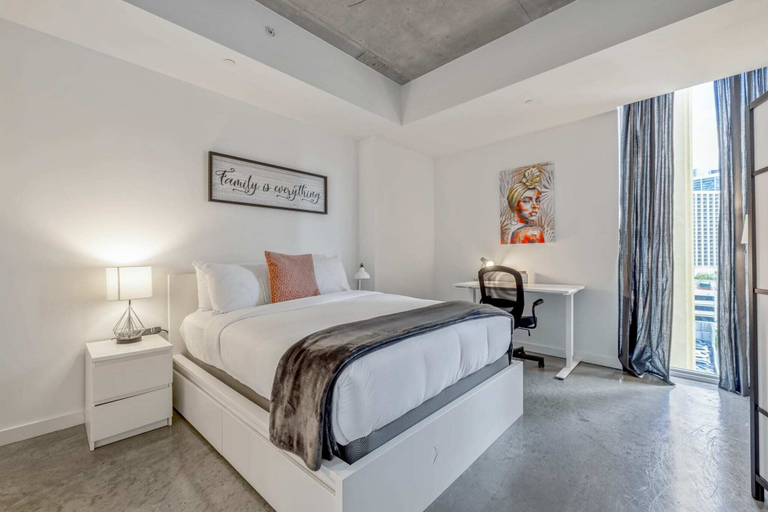Interior 5, Cozy Downtown Pad- Luxe Rooftop Pool, gym and More, Miami-Dade