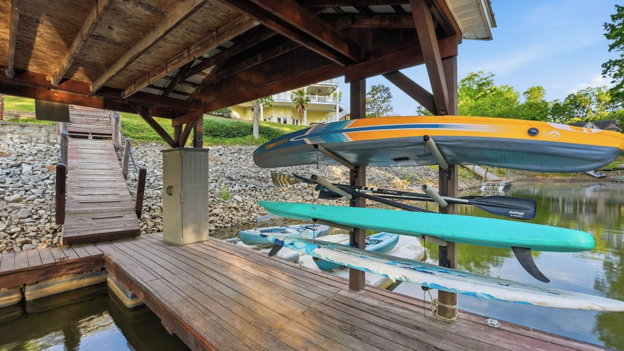 Sport & Beauty 5, Lakefront 6bdr, Priv Dock, Game Room, Firepit Jake's Lake House by Avantstay, Lincoln