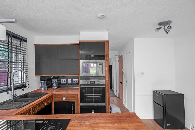 Room 4, Cozy 1-bed Flat in Croydon Sleeps 4 - Free Parking, London