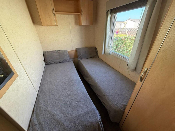 Room 5, Seaside Caravan Sleeps 5 - Decking, Parking, Pets, Denbighshire