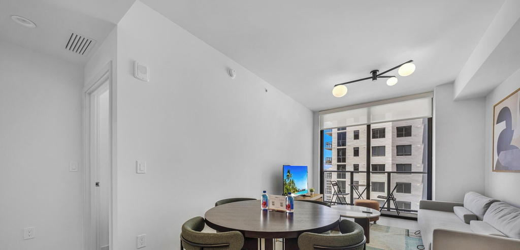 Interior 2, Skyline Views 1BR in - Rooftop pool, Miami-Dade