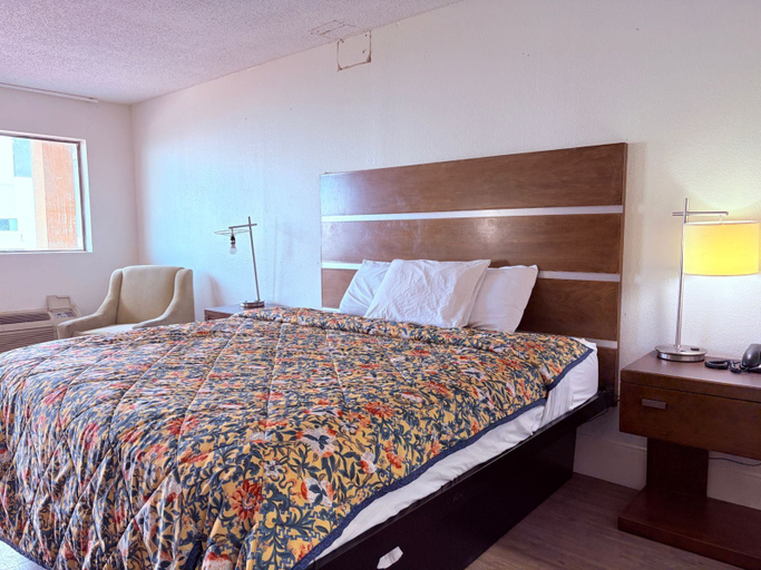 Bedroom 2, Best Classic Inn & Suites Houston I 45 near IAH, Houston