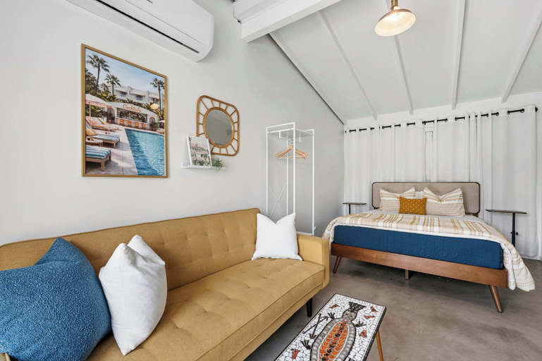 Room 3, Mountain View Retreat - Pool, Palms, and Peace, Riverside
