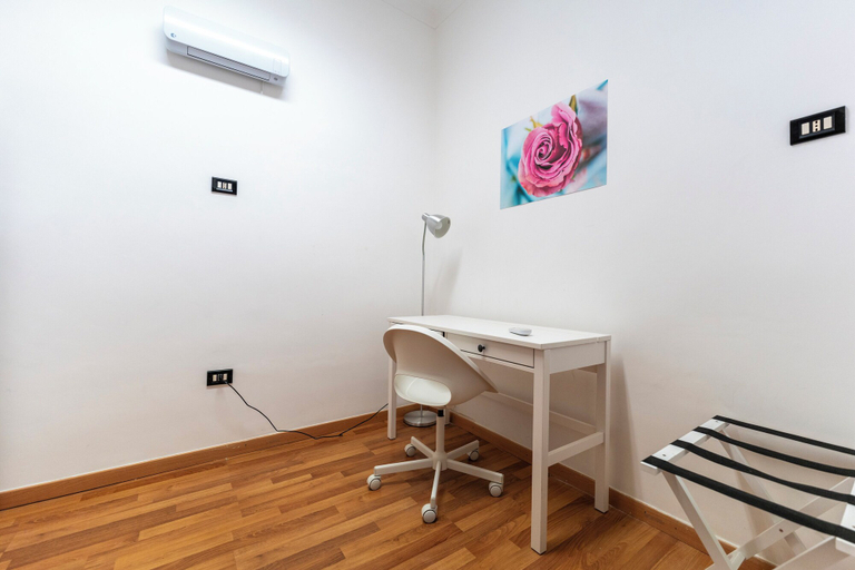 Bedroom 2, Via Lanzieri 38, Napoli