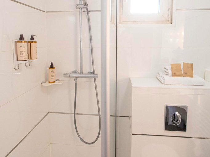 Bathroom 5, Mercure Granville Le Grand Large Hotel, Manche