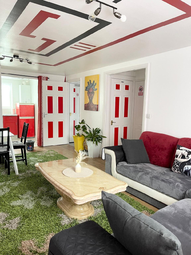 Others 3, Westfield - 3 Bedroom Apartment, London
