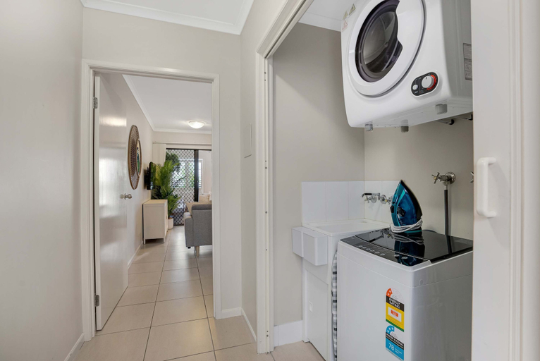 Room 2, Spacious Retreat With Courtyard Resort Pool, Cairns