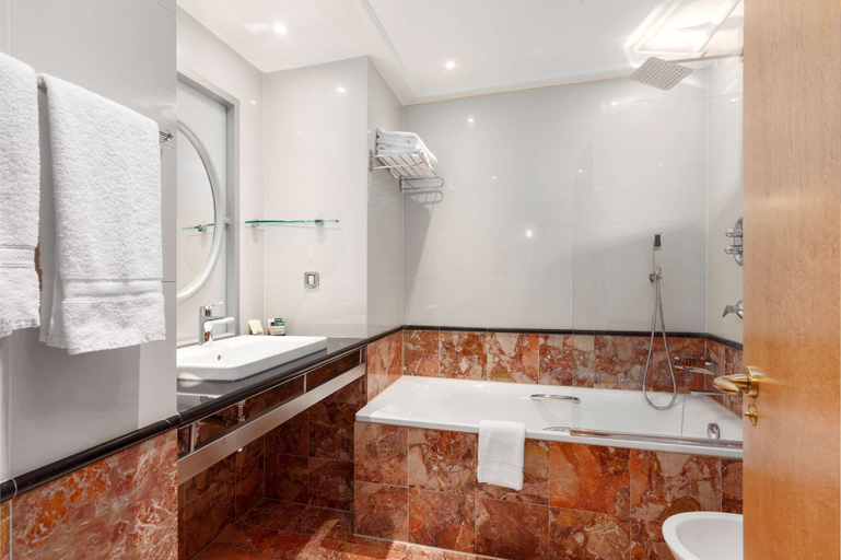 Bathroom 5, Courthouse Hotel, London