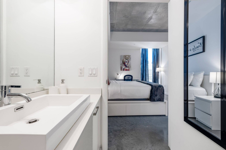 Interior 3, Cozy Downtown Pad- Luxe Rooftop Pool, gym and More, Miami-Dade