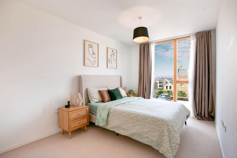 Room 2, Perfect Booking Large Home With Driveway Parking, Medway