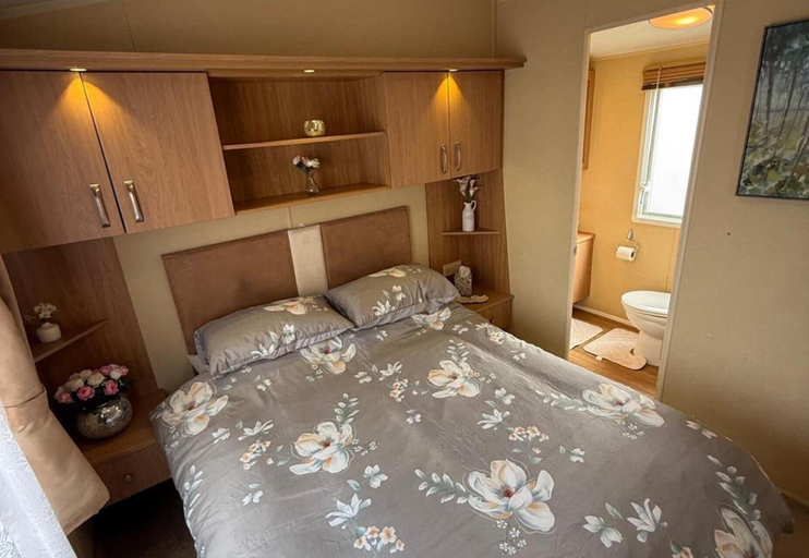 Room 2, Cabin Caravan Sleeps 6 With Parking, Conwy