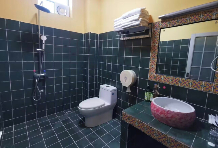Bathroom 5, Yangshuo Eden Inn, Guilin