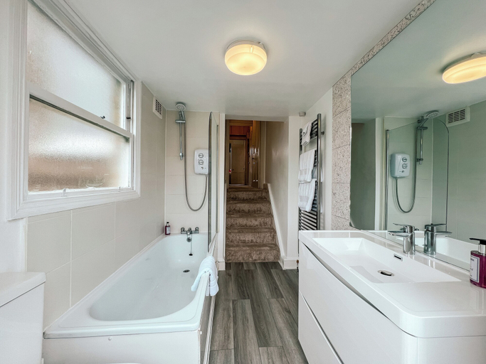 Bathroom 3, Sugden Road, London